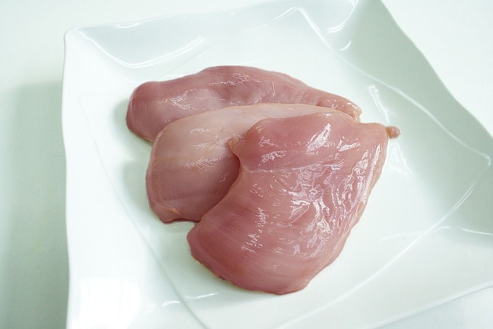 Курятина в Украине вдвое дешевле свинины