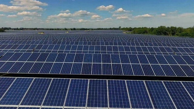 В Беларуси на загрязненной ЧАЭС земле построили крупнейшую в стране солнечную электростанцию
