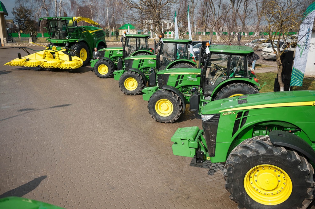 «Агросем» передала  6 единиц новой сельскохозяйственной техники John Deere