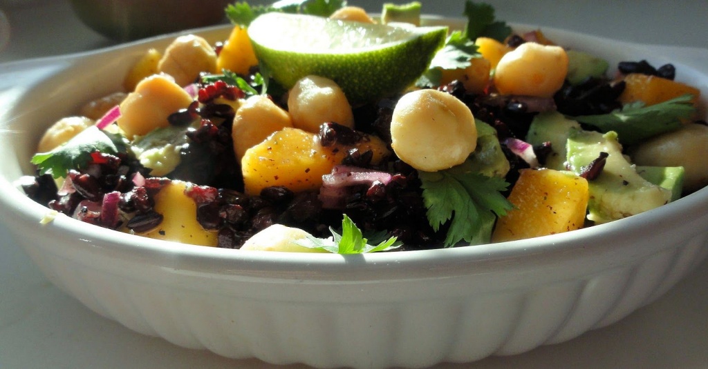Салат с орехами макадамии
