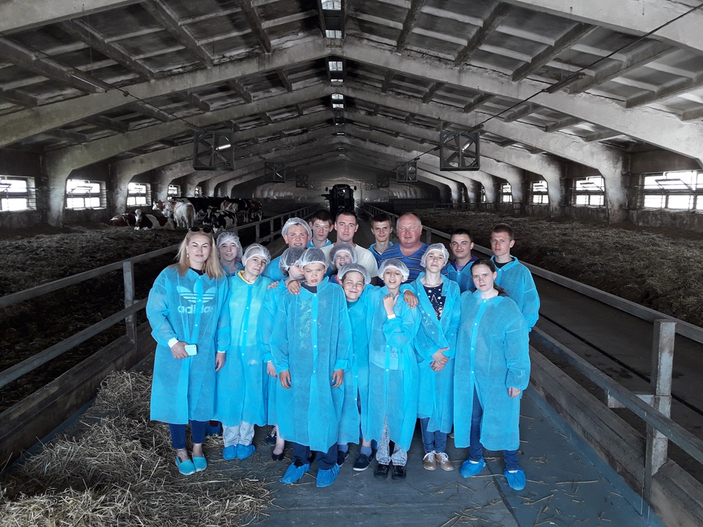 Детям с особыми потребностями показали, как работает молочная ферма