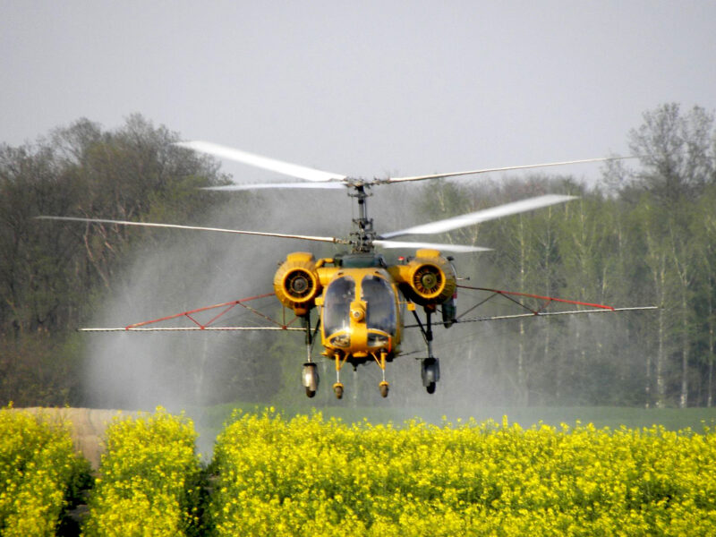 Авіахімобробка ріпаку вертоліт дельтаплан дрон