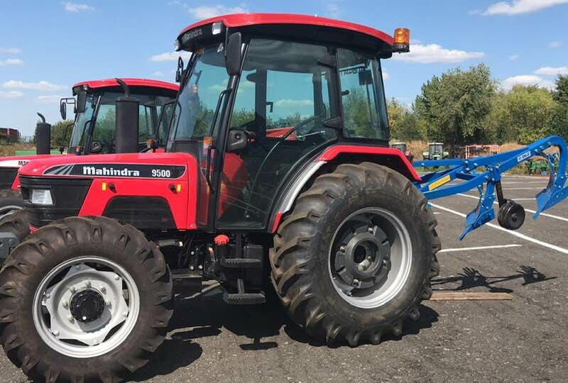 Трактор колісний Mahindra 8000