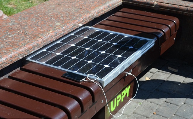 В Ивано-Франковске студенты открыли «солнечную» скамейку