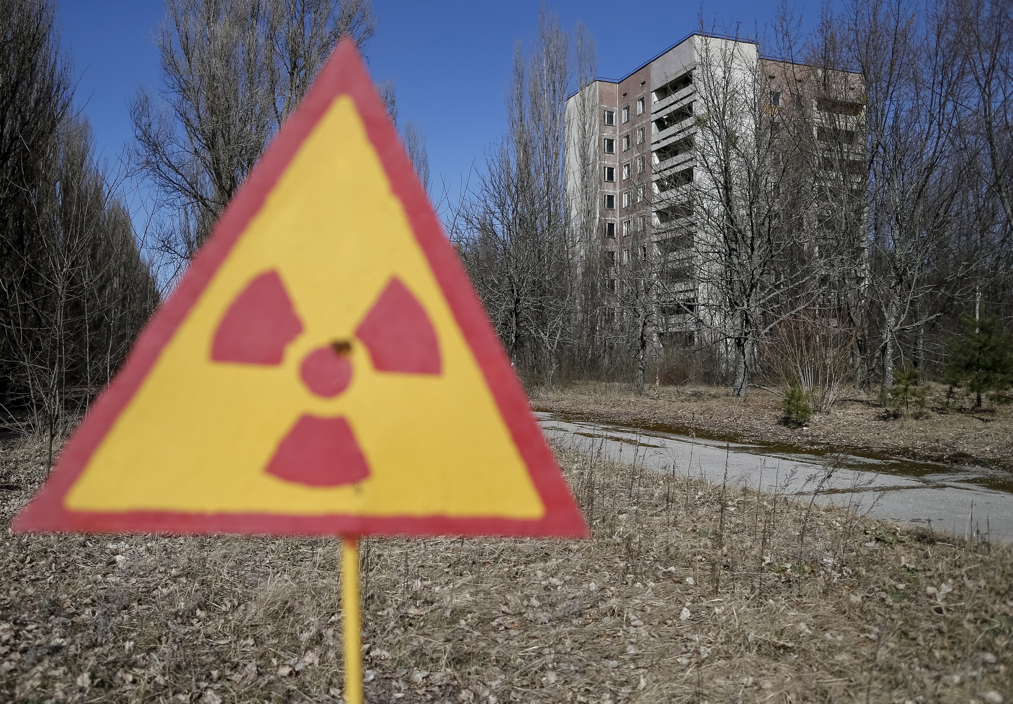 В каком городе радиация. Зона отчуждения Чернобыльской АЭС. Радиационный знак. Чернобыльская зона отчуждения. Припять.. Радиационная опасность Чернобыль. Чернобыльская АЭС радиация.