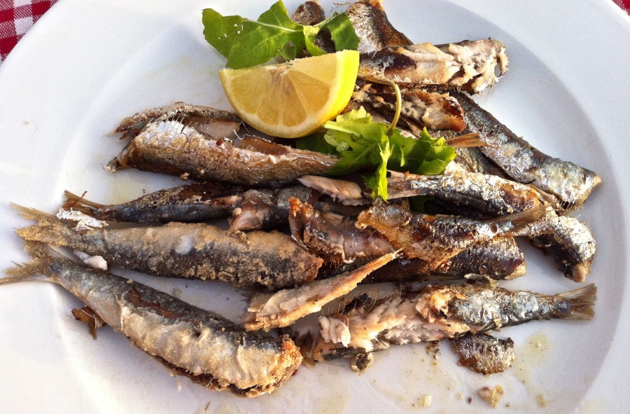 Мелкая рыба в духовке. Сардина Иваси жареная. Жареные сардины. Жареные сардинки. Сардина на блюде.