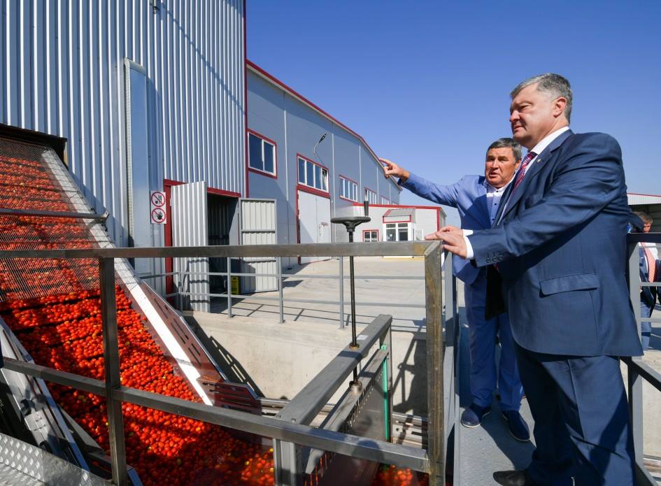 Порошенко принял участие в открытии завода по переработке томатов