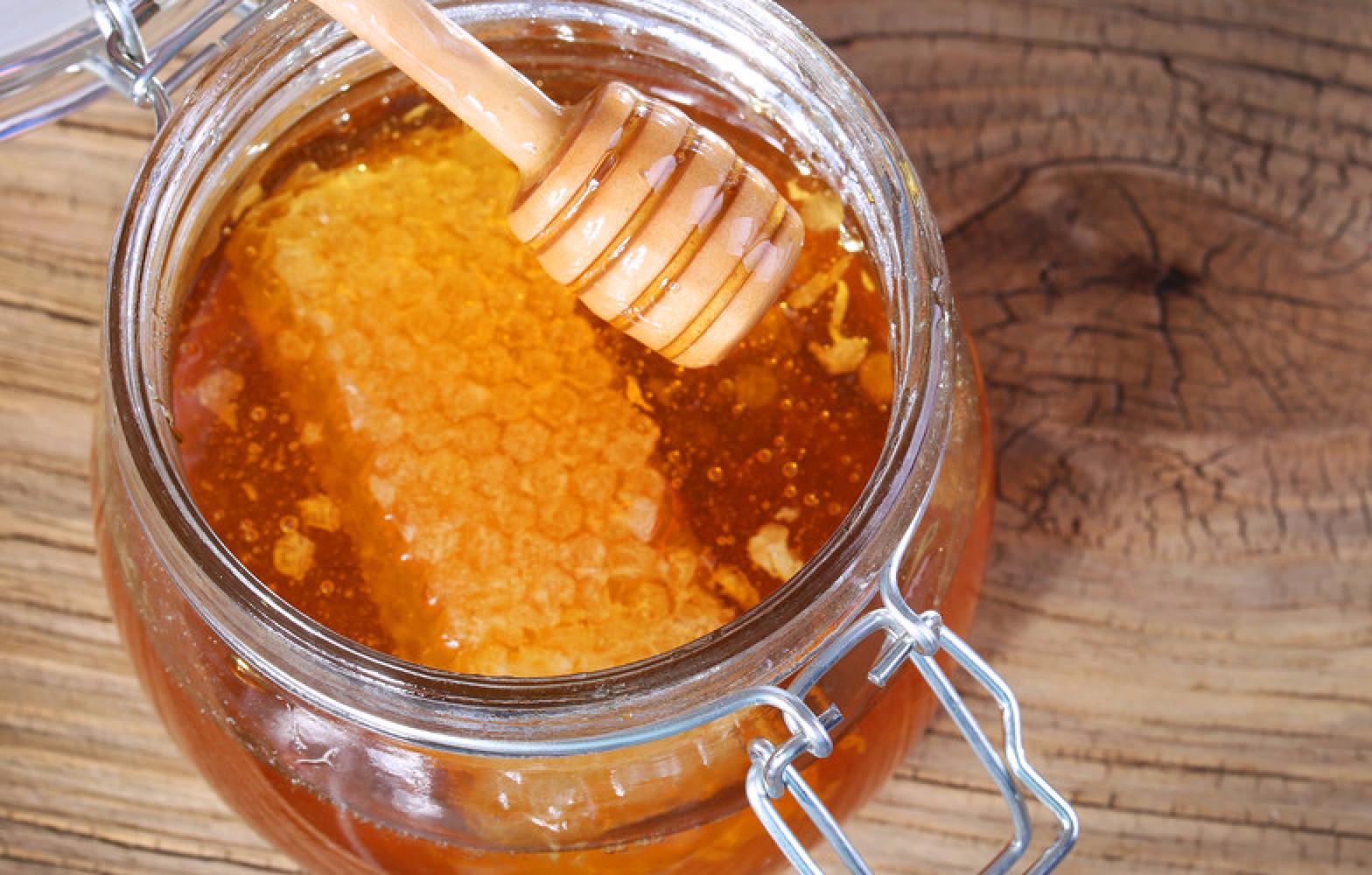 Мед порченный. Бортевой мед. Мёд натуральный. Баночка для меда. Прессовый мед.