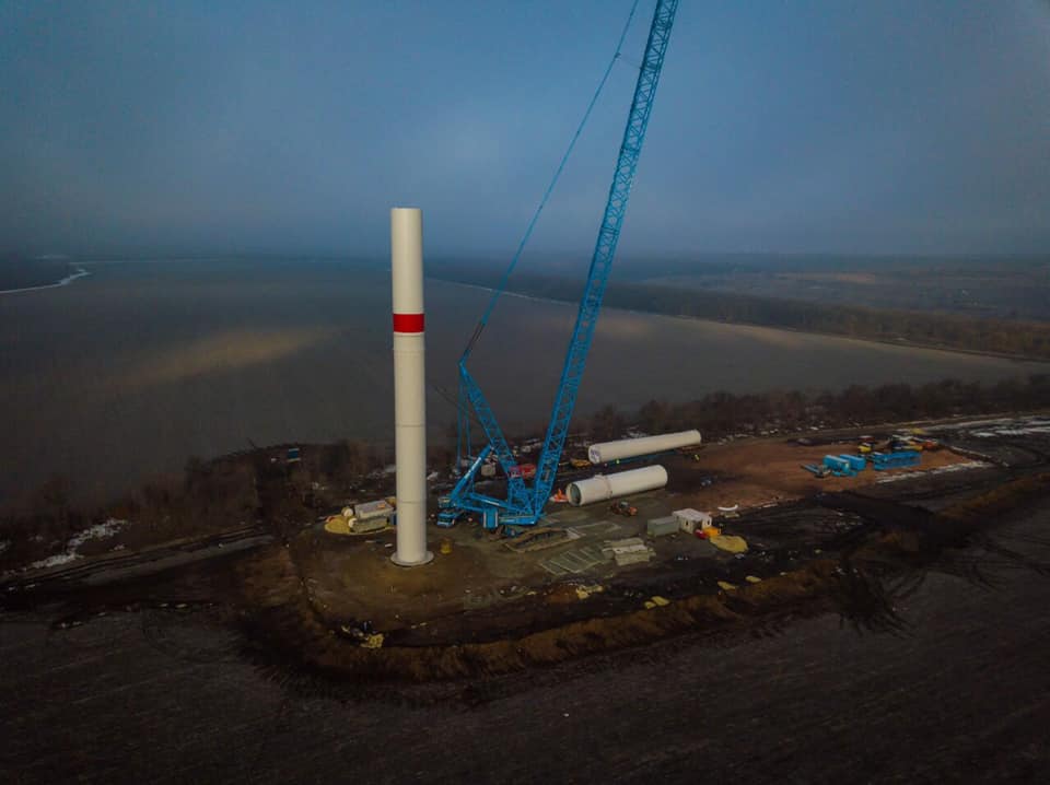 В Краматорске близится к завершению монтаж башни первой ветроэнергетической установки
