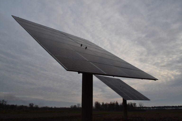 Житель Полтавщины обустроил солнечную мини-электростанцию и продает избыток электроэнергии