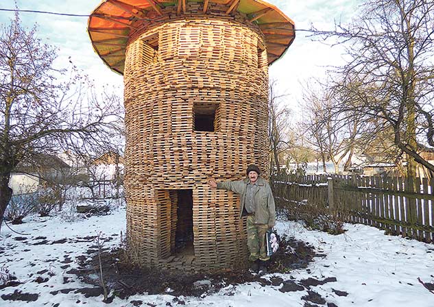 Украинец использует оригинальный способ хранения дров