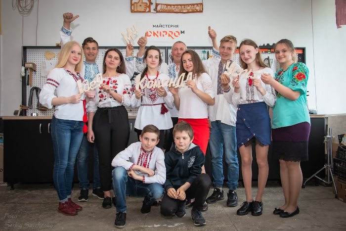 В Великой Бузовой на Шишаччине при поддержке «Астарты-Киев» ученики с учителем трудового обучения создали социальное предприятие изделий из дерева 