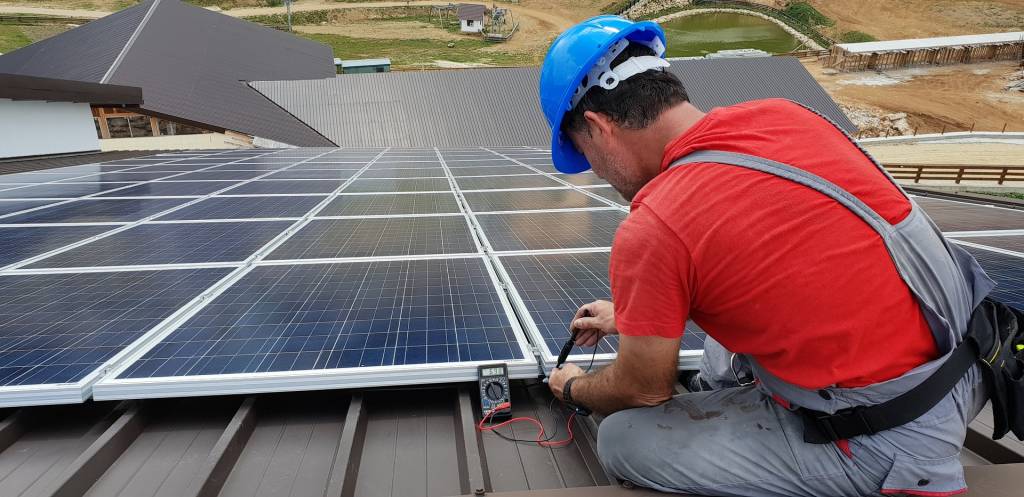 Роботи із встановлення сонячної електростанції на даху приватного будинку 