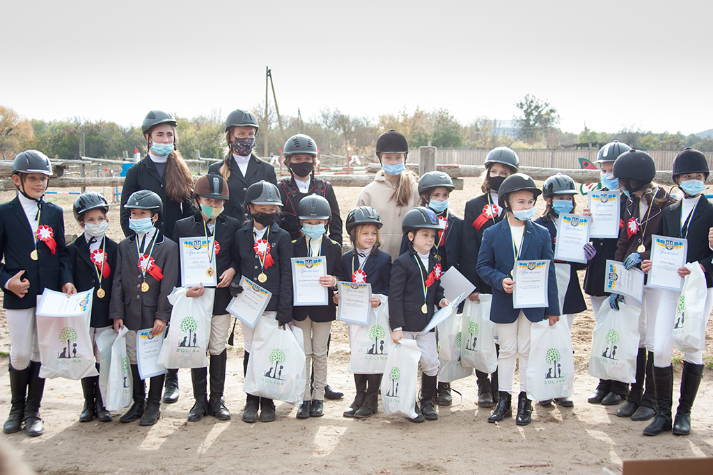 Самые маленькие участники открытых соревнований по конкуру на Кубок КСК «Vladus riding club» 