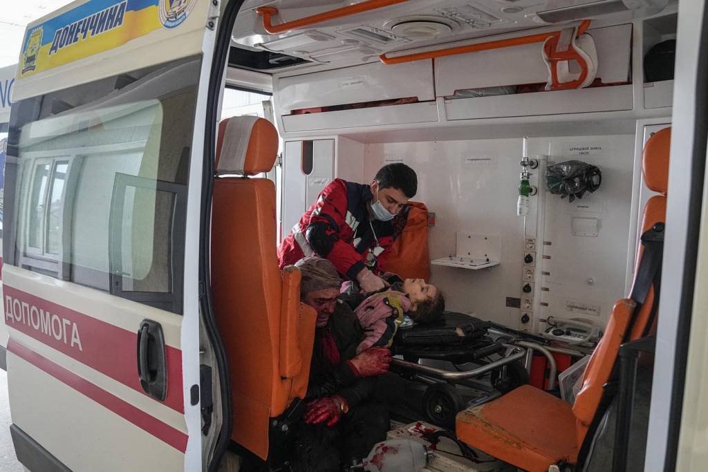 Эта маленькая девочка получила тяжелые ранения во время обстрела Мариуполя российскими войсками. Несмотря на все усилия врачей, она не выжила. Фото Евгения Малолетки
