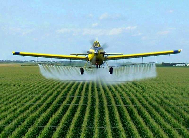 Обробка поля пестицидами за допомогою авіації