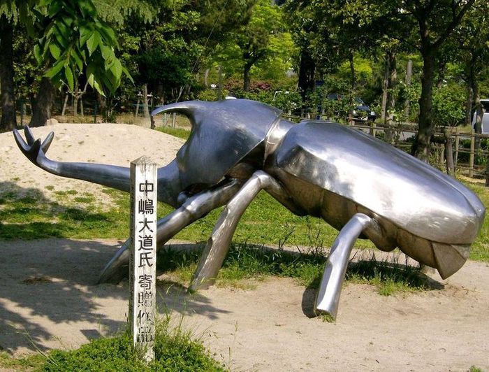 Памятник жуку-носорогу в Токио (Япония).jpg