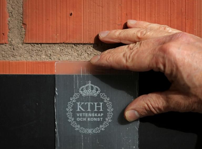 Герб Шведского Королевского технологического института на новом композите - прозрачной древесине