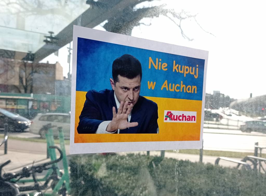 Навесні у Польщі можна було побачити листівки із закликом не купувати в Auchan