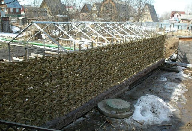 Диагональное плетение ограды