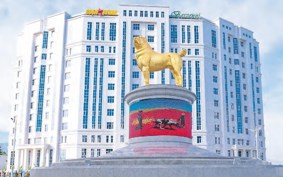 Памятник туркменскому алабаю в Ашхабаде
