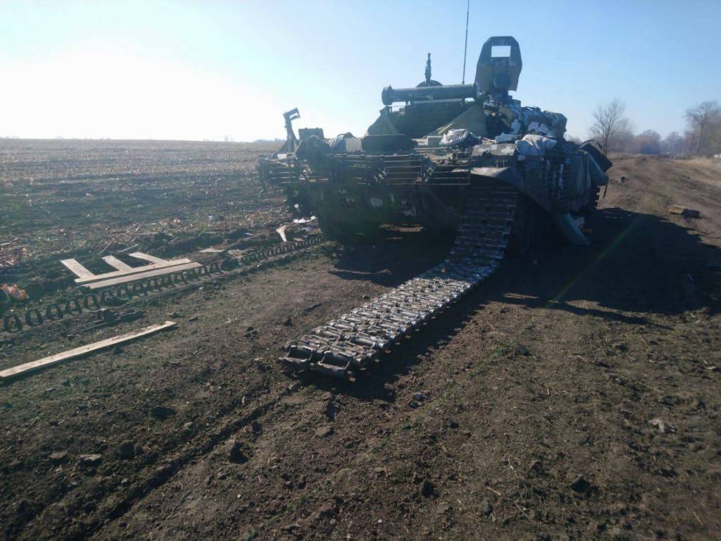 Підбитий російський танк на полі