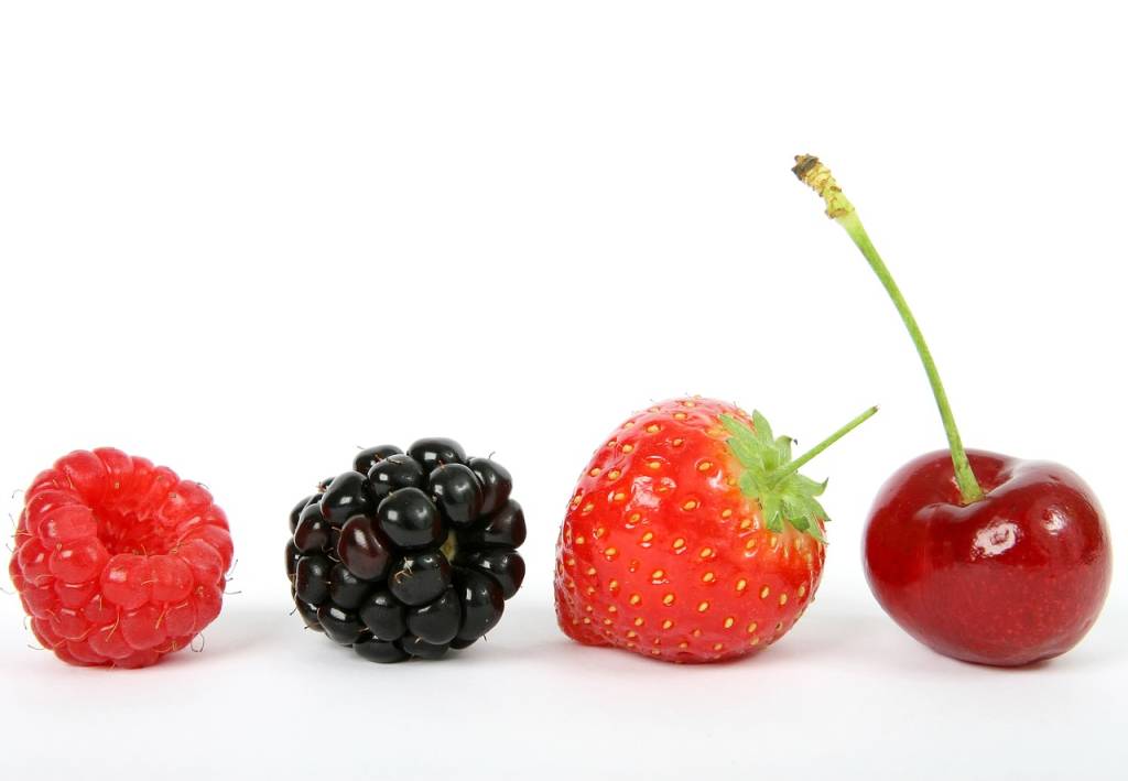 Многие плоды похожи на ягоды, но ими не являются.