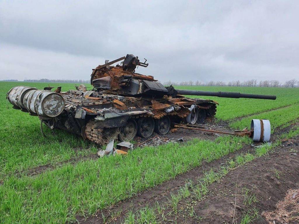 Підбитий російський танк Т-90 на полі серед озимини