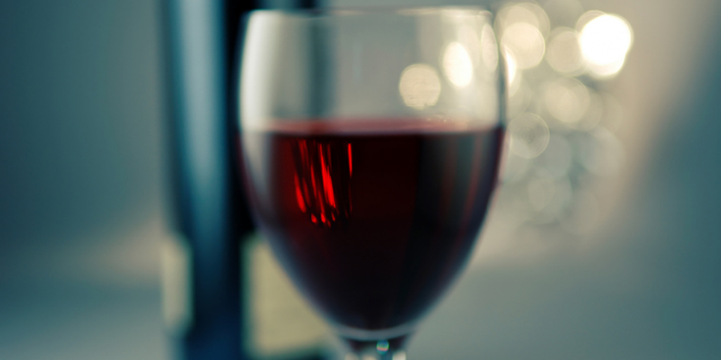 Червоне вино містить таніни