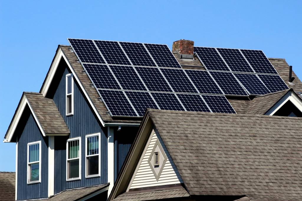 Сонячні панелі на даху приватного будинку