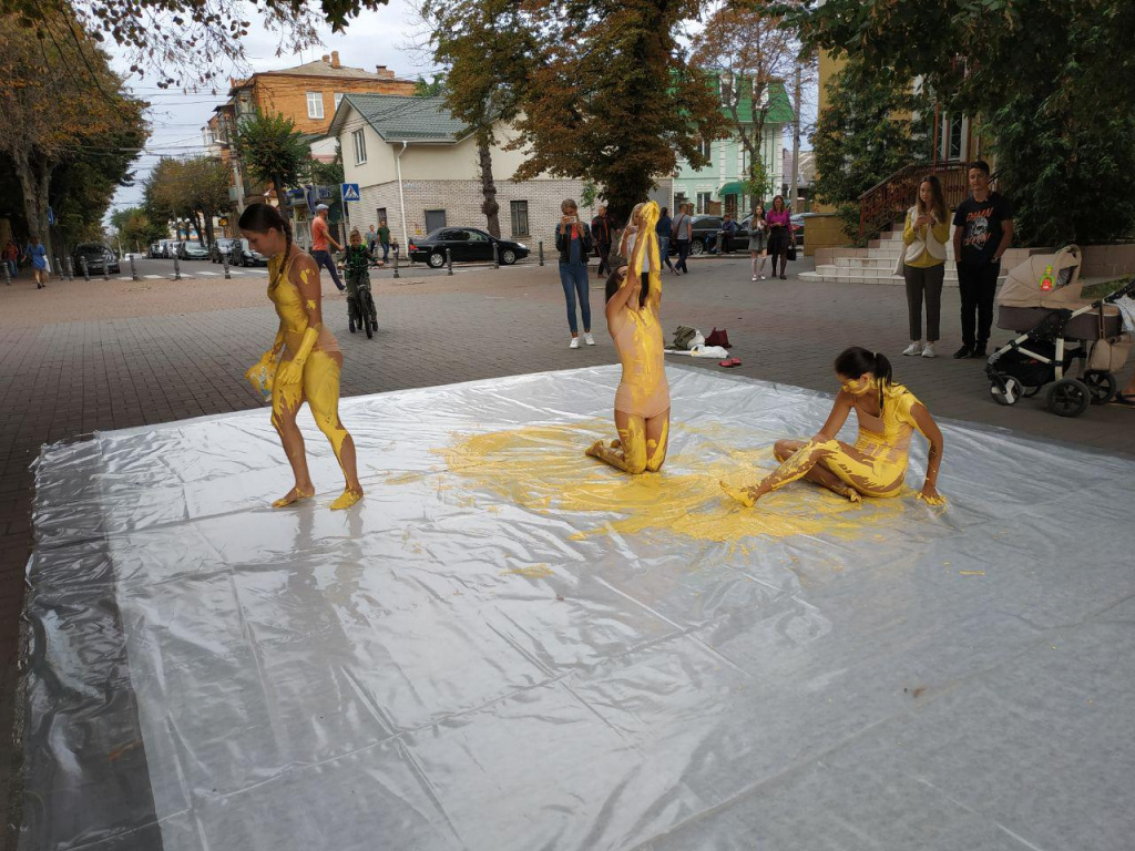 В Виннице в центре города люди инициировали танцевальный арт-флешмоб