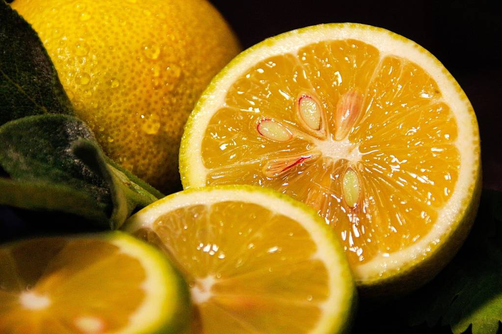 Ягодоподобный плод лимона называется померанец или гесперидий.