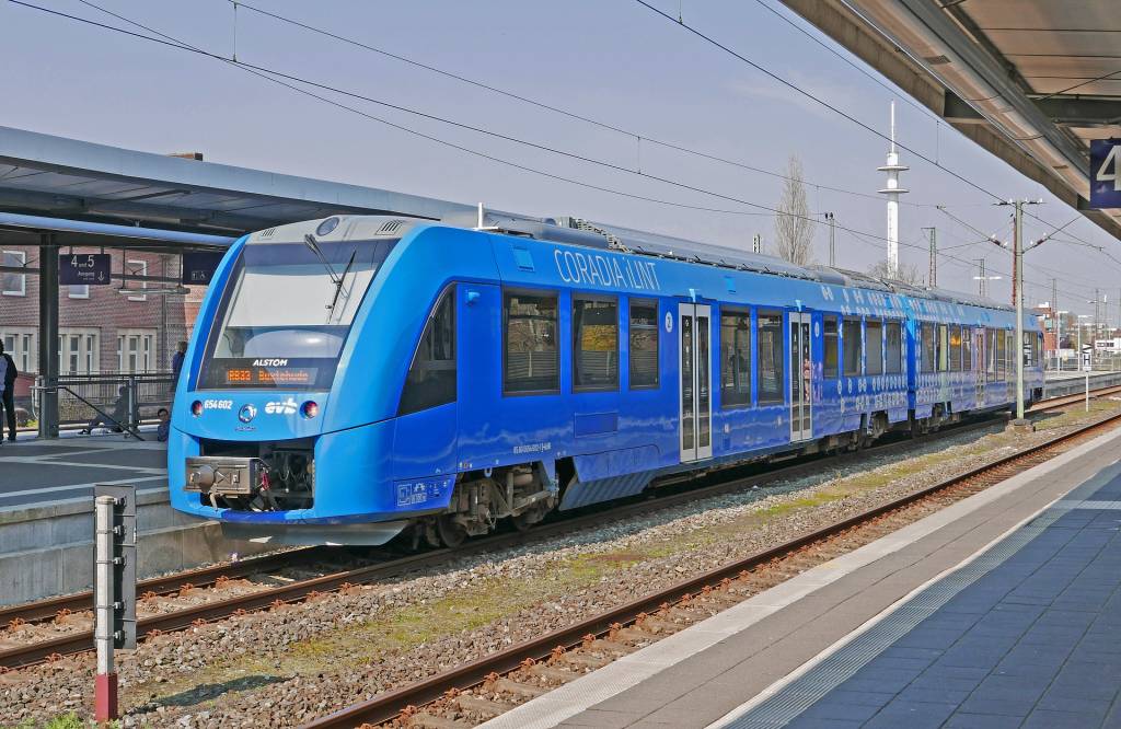 Поезд с водородным двигателем на вокзале города Бремерхафен в Германии