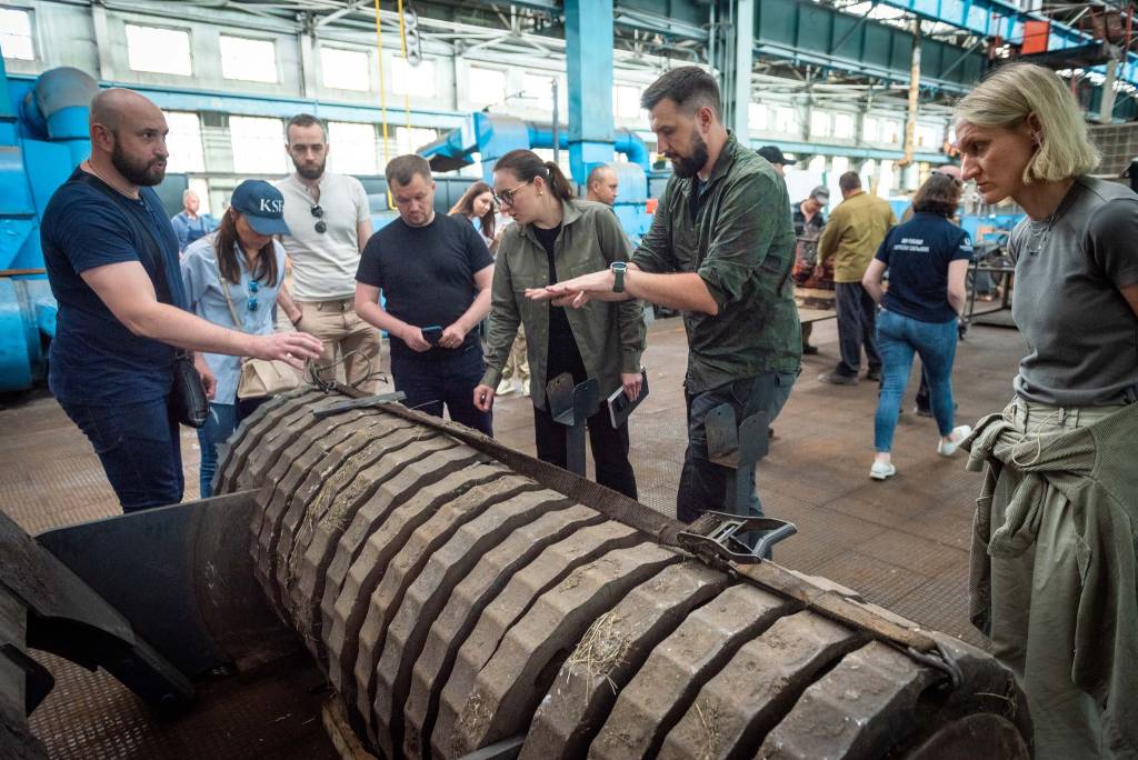 Перший віцепрем’єр-міністр України – Міністр економіки України Юлія Свириденко ознайомилась з вітчизняною машиною для розмінування під час робочої поїздки на Харківщину.