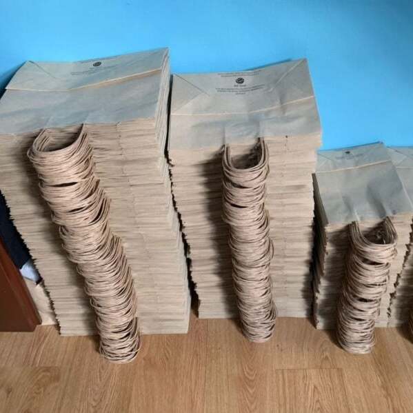 Пакети, для виробництва яких використаний папір з опалого листя