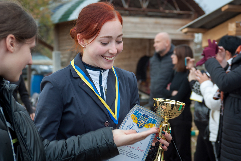Победительница соревнований, завоевавшая Кубок КСК "Vladus riding club", - Полина Лавриненко с наградой
