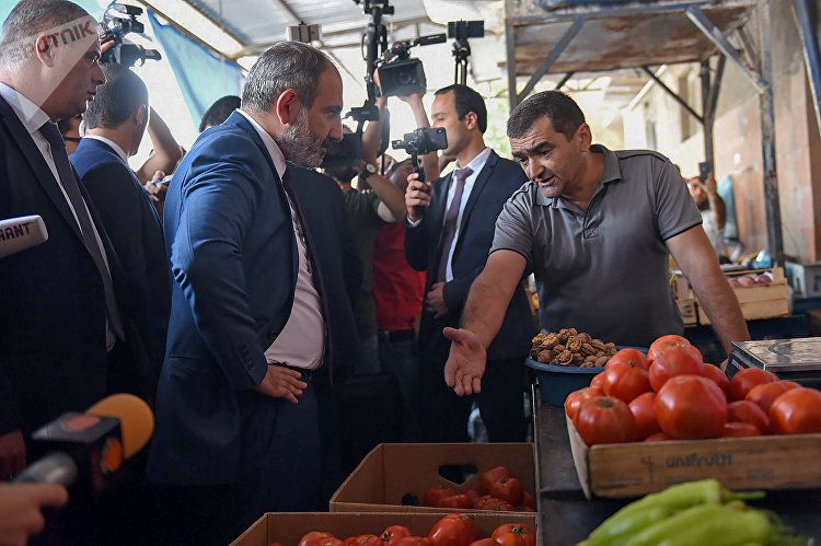 Премьер-министр Армении Никол Пашинян посетил сельскохозяйственный рынок в Еревaне © Sputnik / Aram Nersesyan 