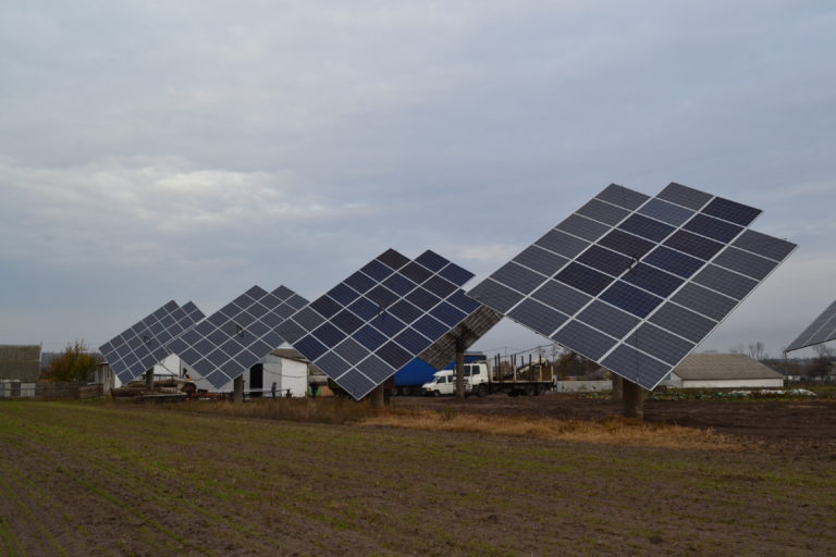 Житель Полтавщины обустроил солнечную мини-электростанцию и продает избыток электроэнергии