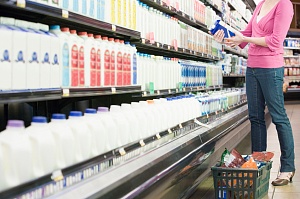 Сколько молока могут приобрести украинец и японец