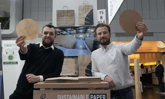 Засновники компанії Releaf Paper Валентин Фречко і Олександр Соболенко демонструють свою паперову продукцію з опалого листя.