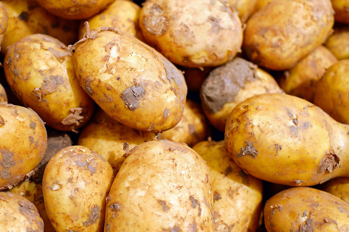 Клубни картофеля сложены в кучу.