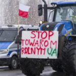 Трактор польского протестующего с плакатом против ввоза украинского зерна.