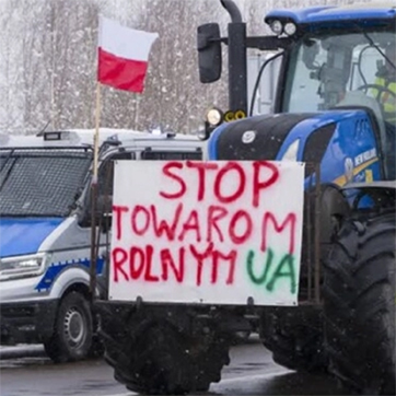 Трактор протестувальників везе плакат із закликом зупинити аграрну продукцію з України.