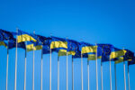 Ряд прапорів України та Євросоюзу на флагштоках.