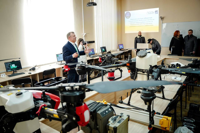 Аудиторія ПДАУ з обладнанням для навчання операторів дронів і учасники презентації школи.
