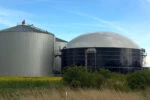 Биогазовая установка в поле.