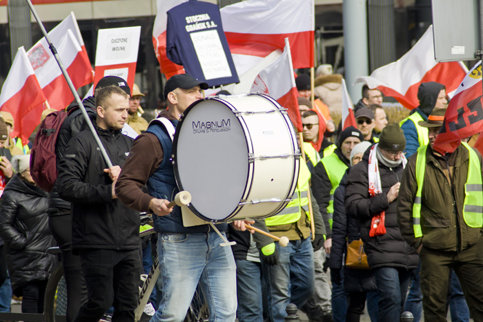 Мужчина с барабаном среди протестующих в центре Гданьска.