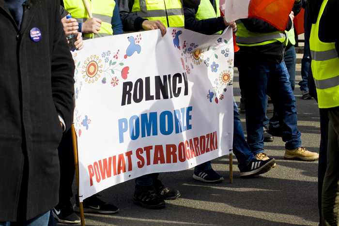 Протестувальники тримають банер, який сповіщає, що вони зі Старогардського повіту Поморського воєводства.