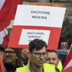 Протестующие польские фермеры с флагами и плакатами.