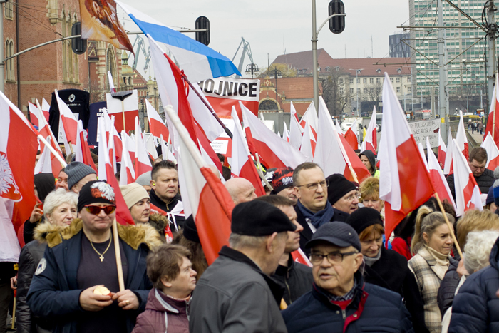 Колонна протестующих фермеров с большим количеством государственных флагов Польши в центре Гданьска.